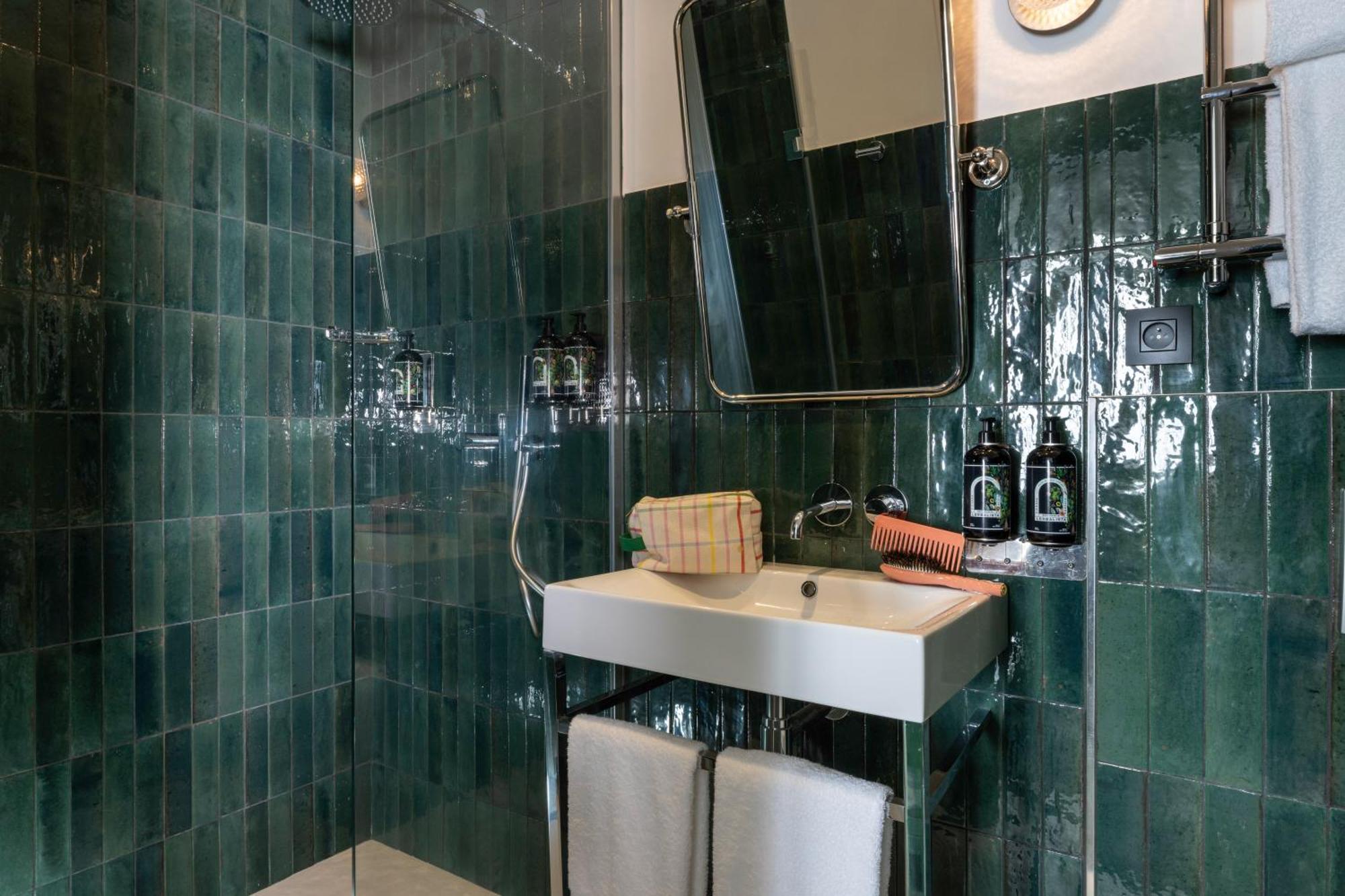 Hotel Ginette A La Folie & Spa Paris Exterior foto